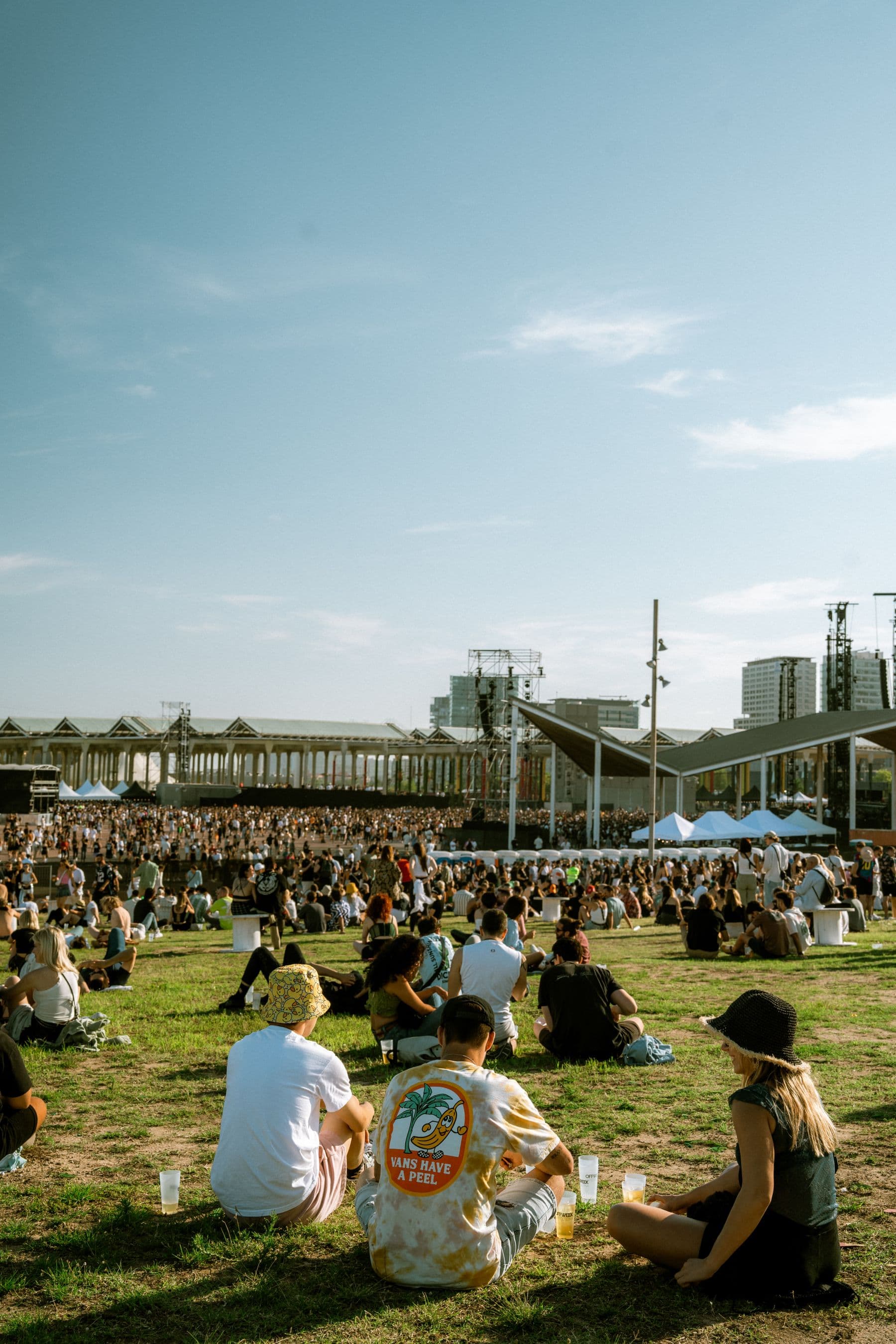 Asistentes reunidos en un festival al aire libre